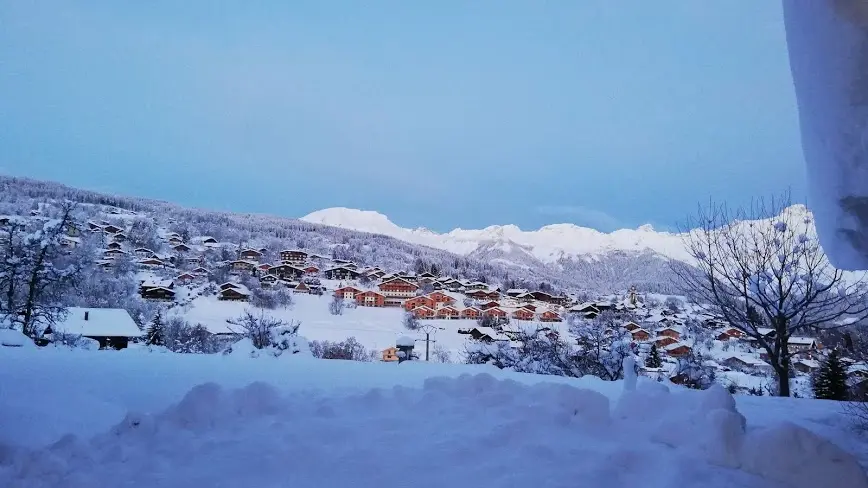 Vue sur le village en hiver