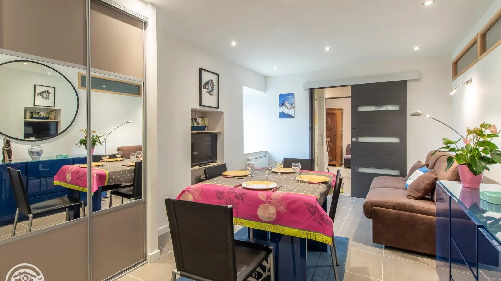 Pièce principale et accès salle d'eau et chambre