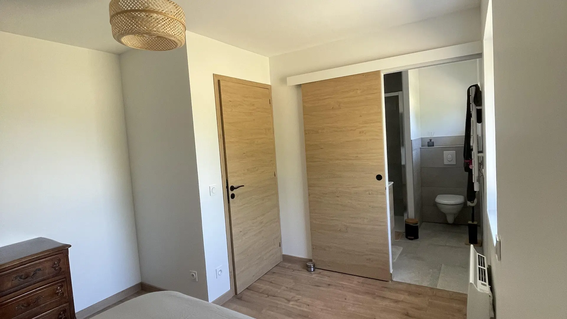 Chambre parentale avec accès Salle de Bain et toilette privative