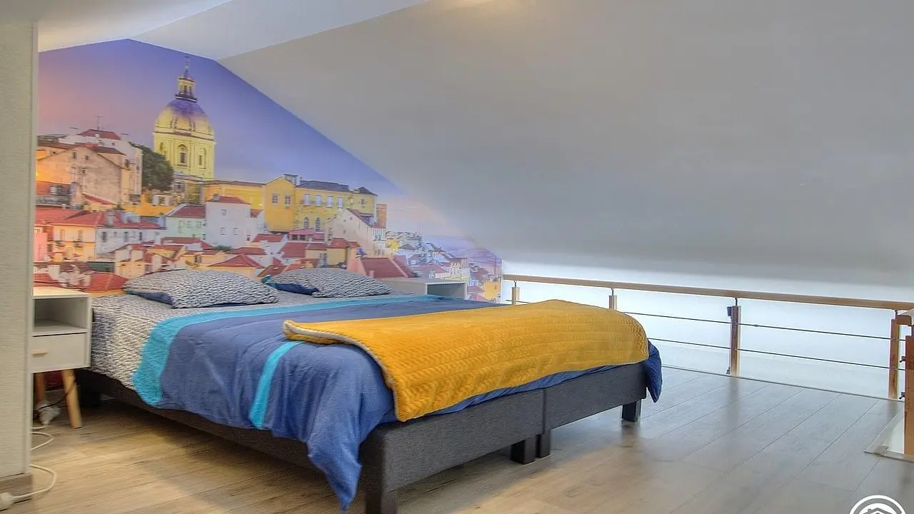 Chambre Lisbonne, 2 lits simples réunis avec un surmatelas, en mezzanine