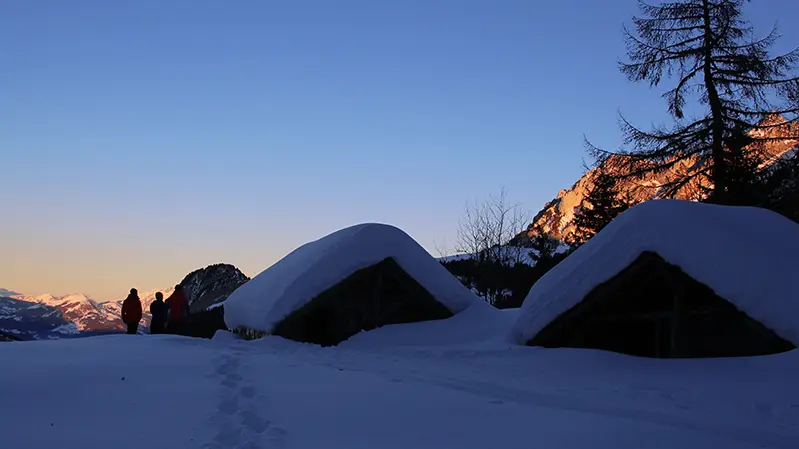 Cabanes sous la neige, ciel de crépuscule