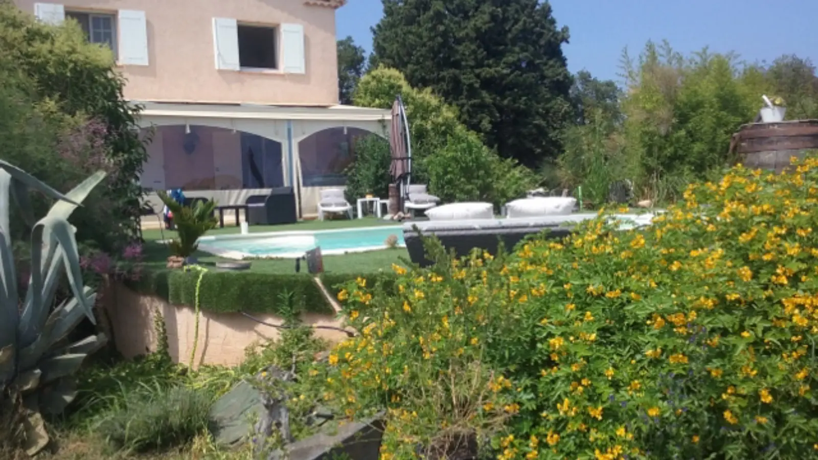 Bed and breakfast in the heart of the vineyards with a view of the islands in La Londe les Maures