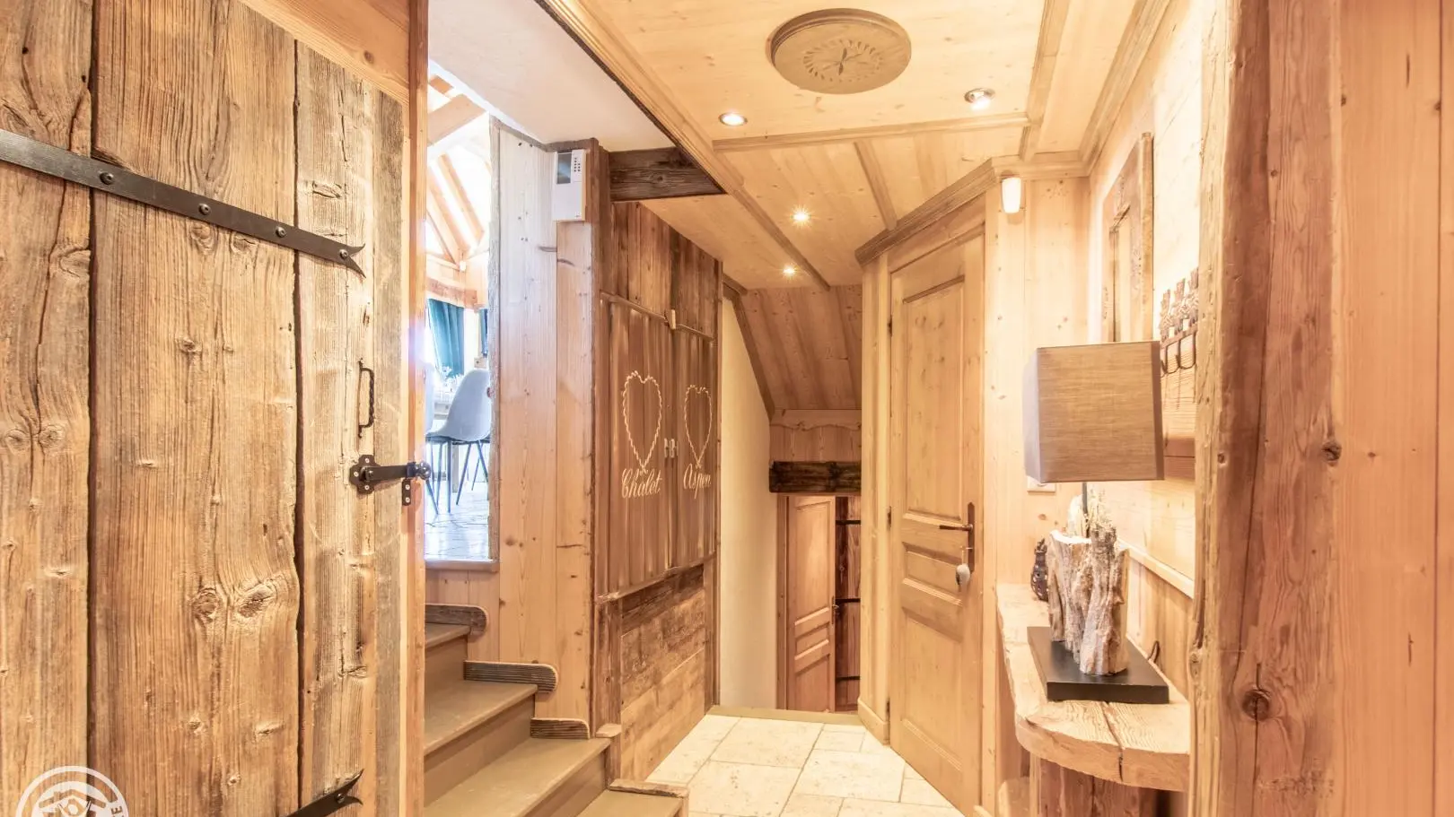 Dégagement inférieur (près de l'entrée), accès chambres 4, 5 et 6 et sauna