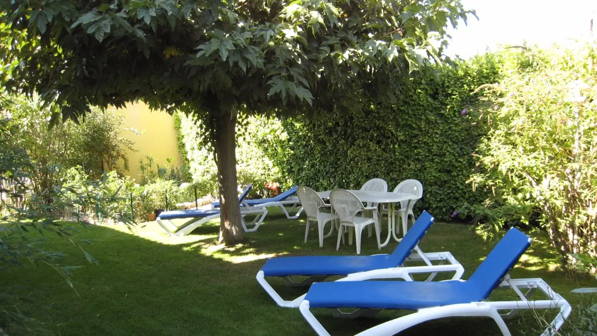 Jardin Privatif garni de tout le mobilier de jardin + transats