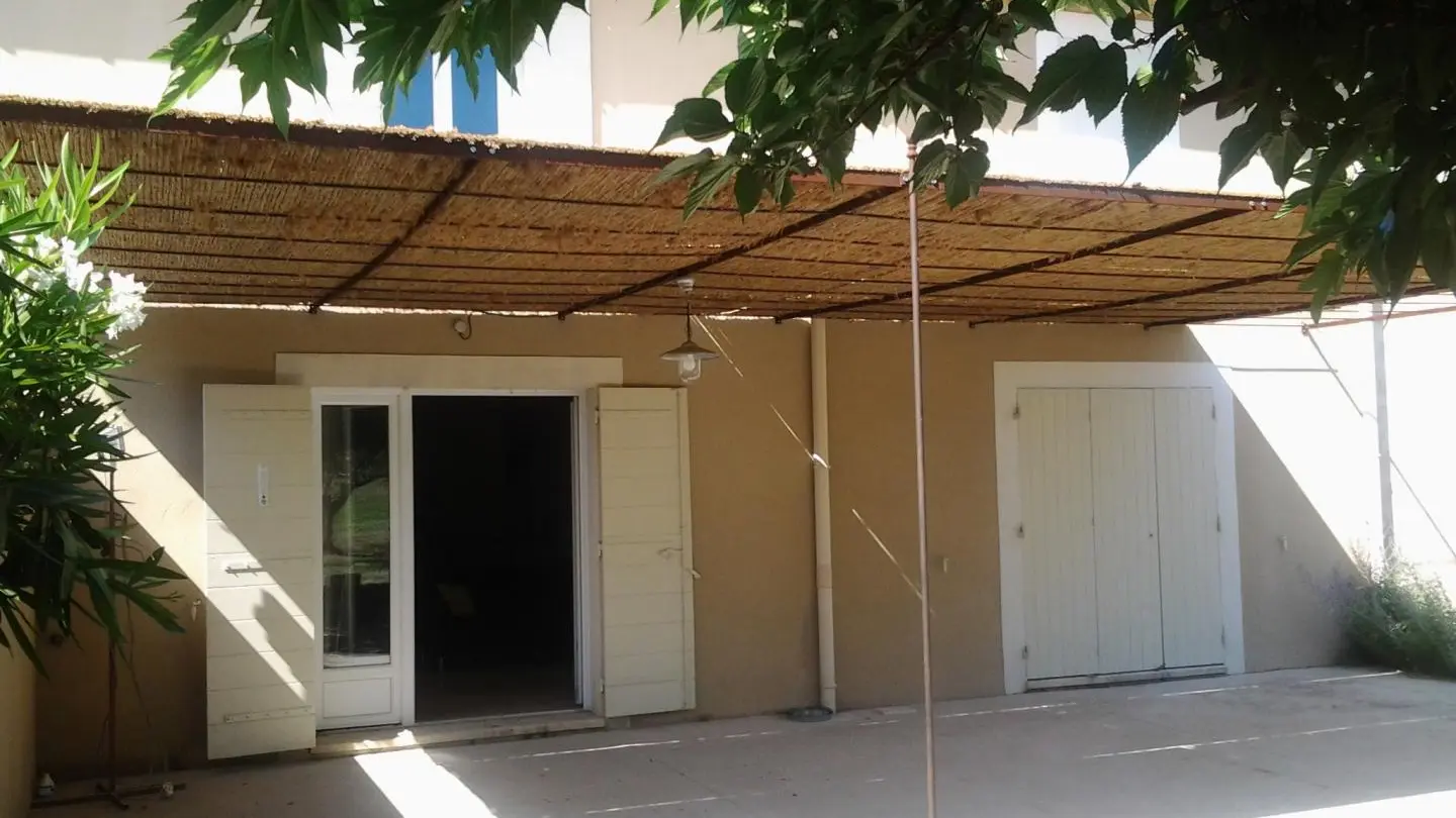 JOLIE TERRASSE DE 50M2.;BIEN OMBRAGEE L ETE. SANS VIS AVIS. UN BARBECUE ELECTRIQUE EST A VOTRE DISPOSITION.AINSI Q UN SALON DE JARDIN ET DES TRANSATS.