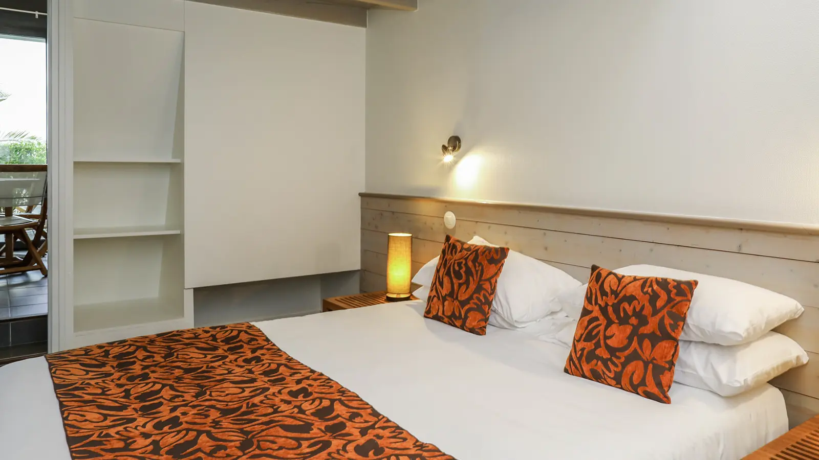 Chambre avec lit double de loft