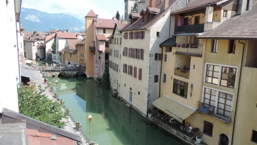 vue depuis l'appartement sur le canal et le château
