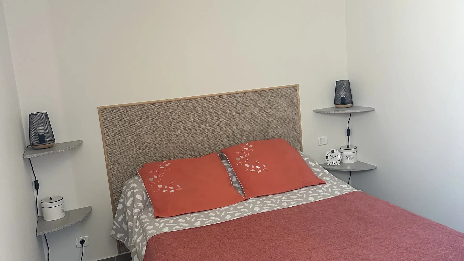 Chambre calme avec lit double, linge soigné et ambiance reposante.