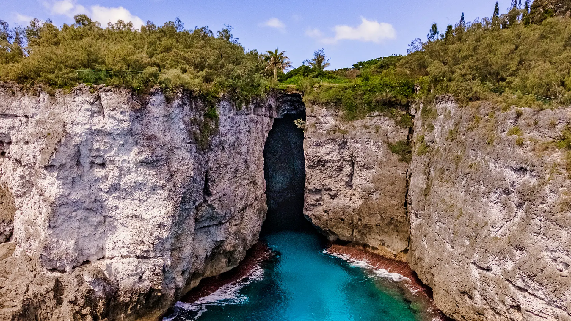 A 5-metre-wide fault in the cliff face