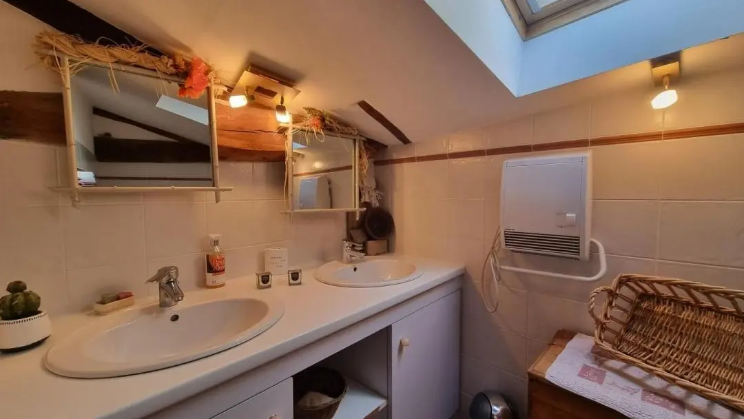 Salle de bains : double vasque et baignoire d'angle