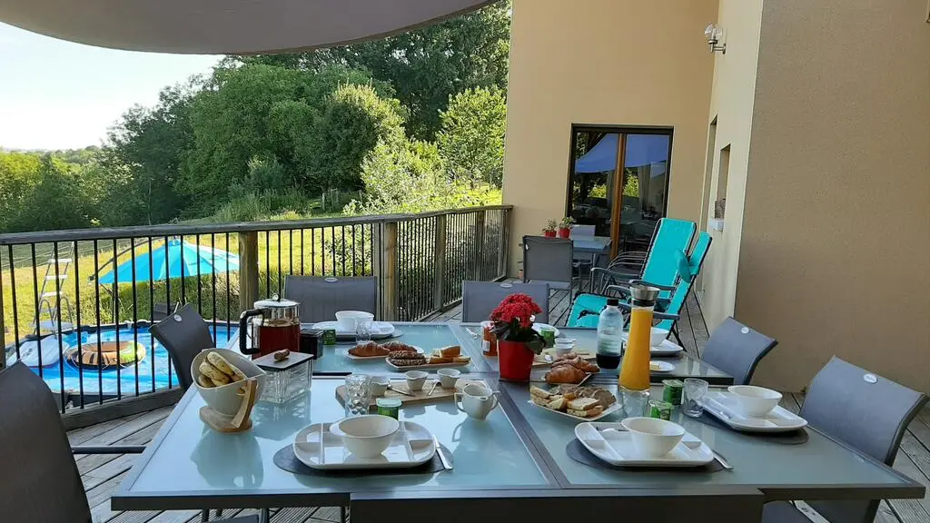 Terrasse commune des chambres d'hôtes côté piscine partagée. Vue sur la Plaine.
Aucun vis à vis. 
Le Grand Noyer Ambronay