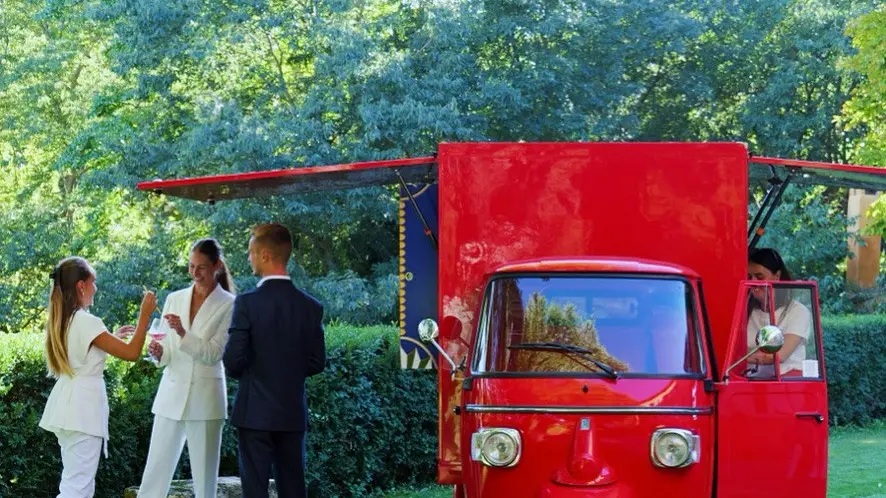 triporteur rouge et 3 personnes à coté