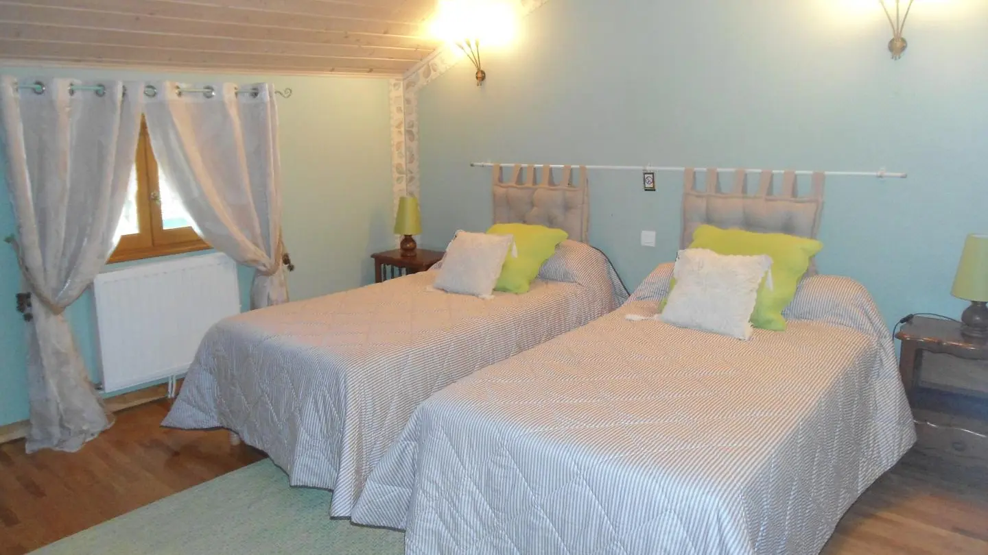 chambre sud :lits jumeaux 100x200 ou très grand lit 200x200