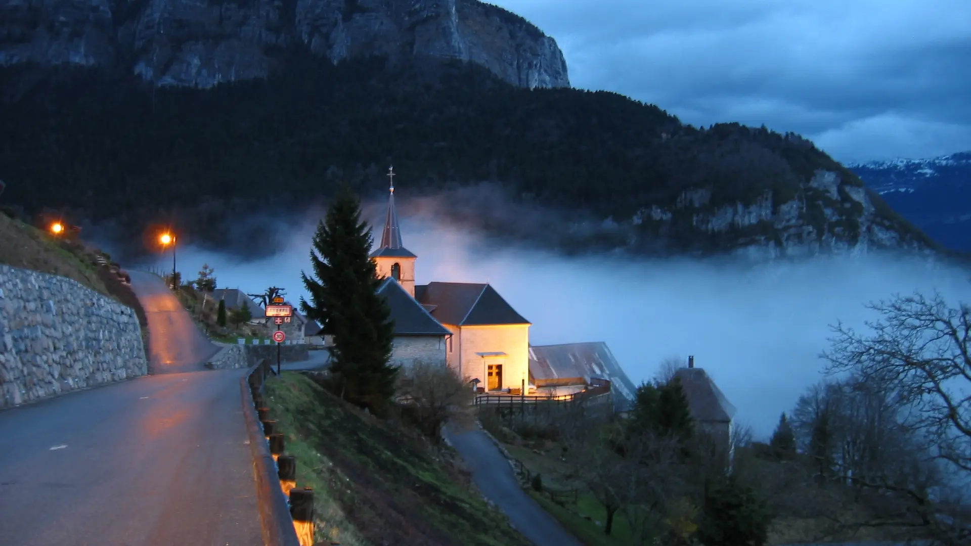 Le village dans la brume