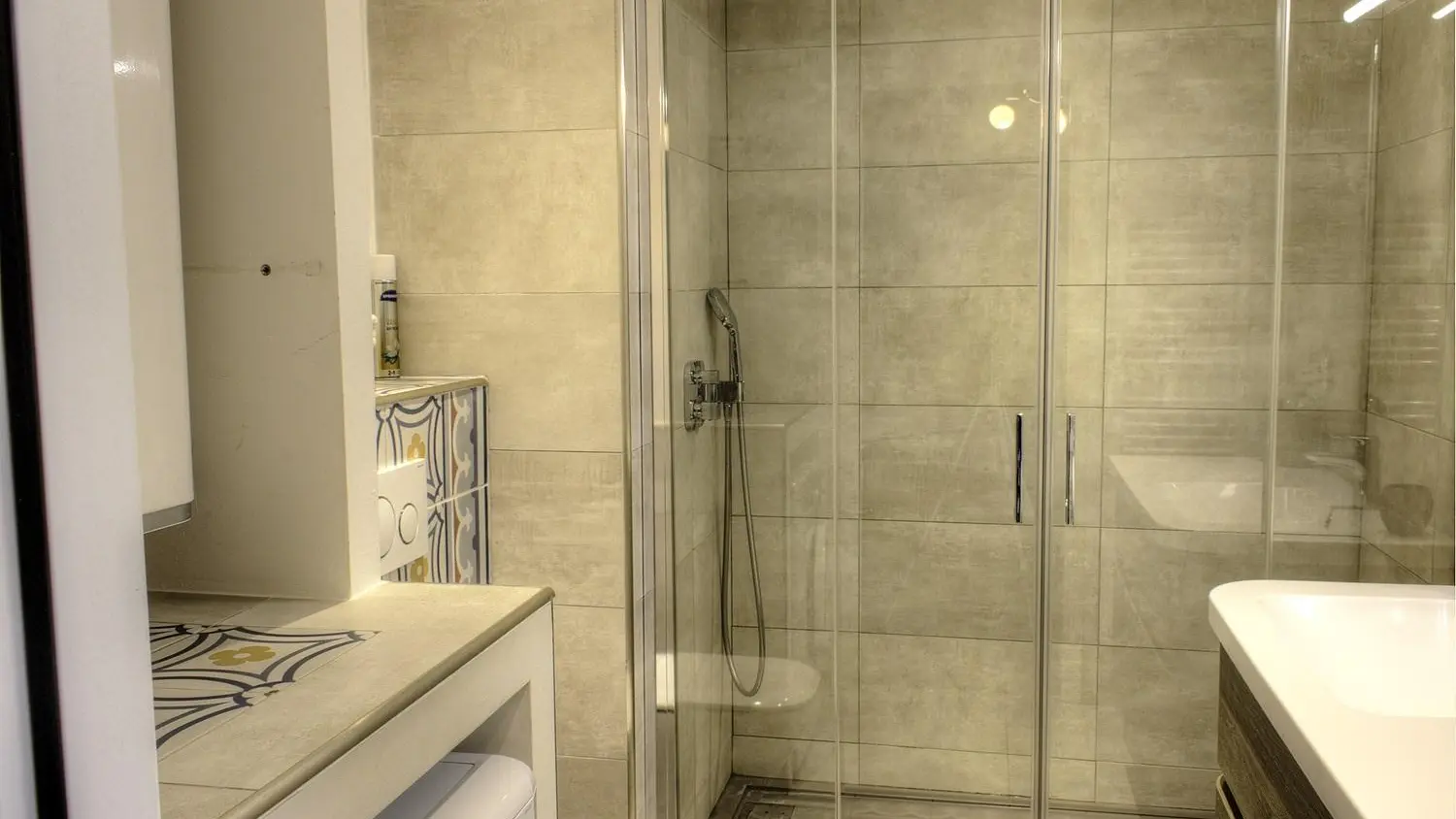 Salle d'eau/wc - CityBreak Le Juan Luc à Antibes-Juan-les-Pins - Gîtes de France Alpes-Maritimes