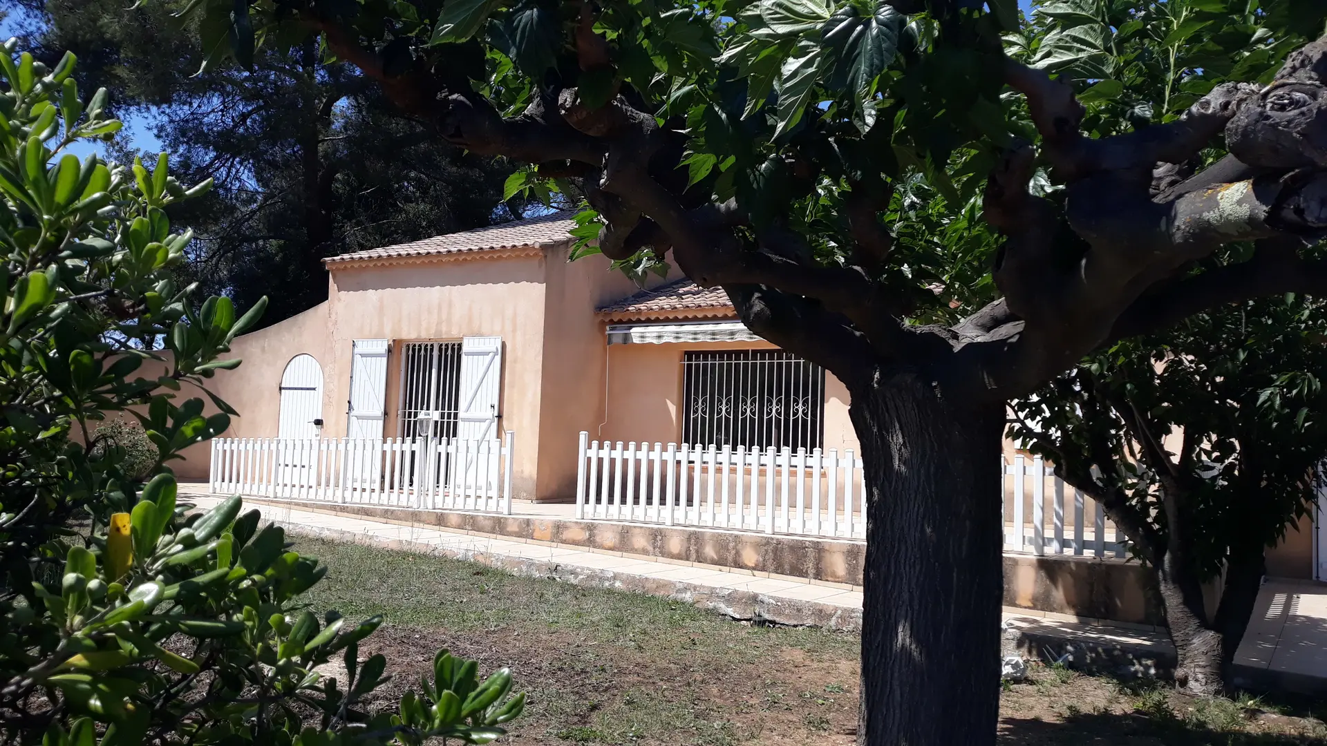 Villa Sous les Pins avec terrasse et piscine à La Londe les Maures