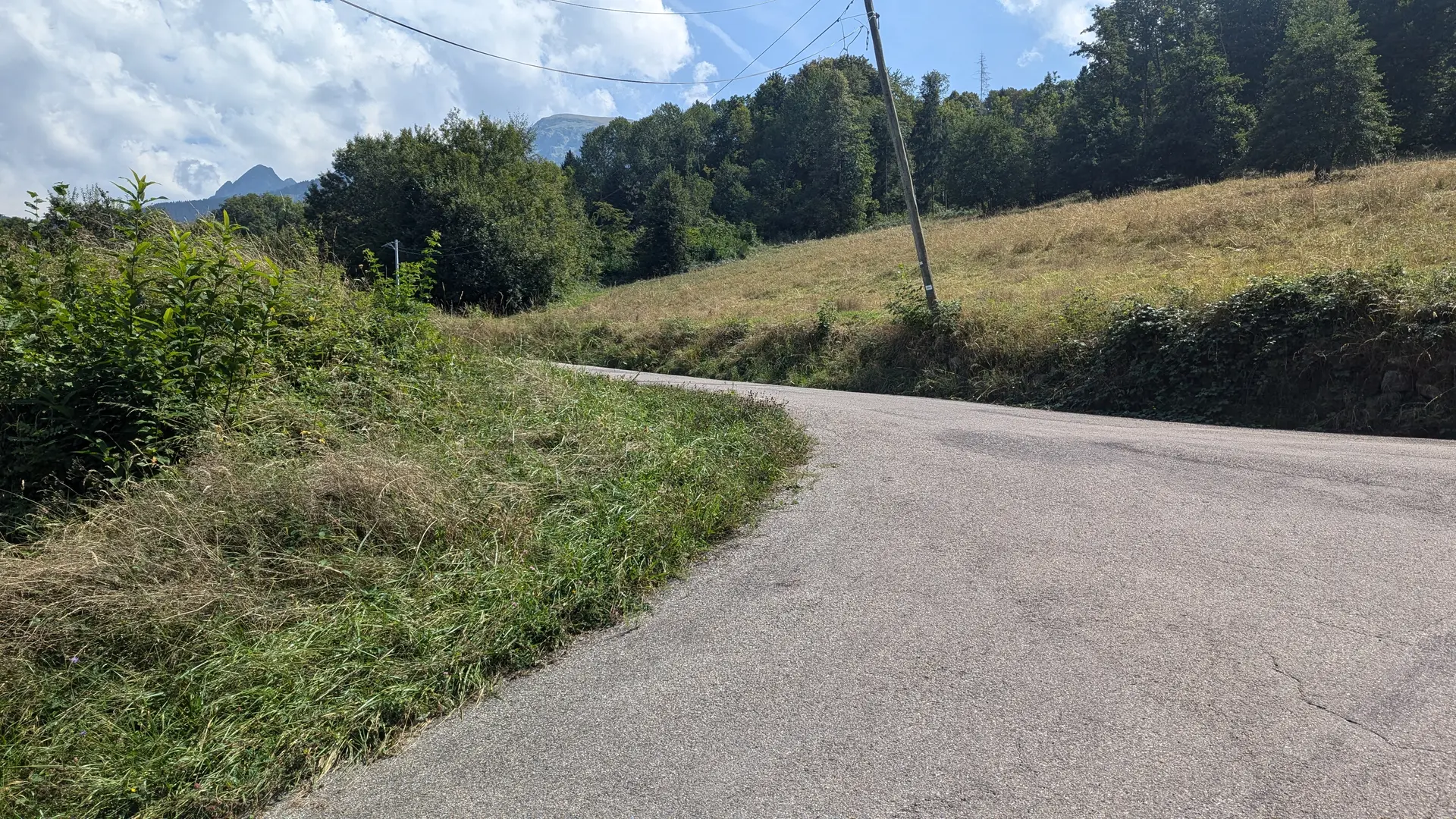 Route de la Fayolle montant à la Croix-de-Pinet