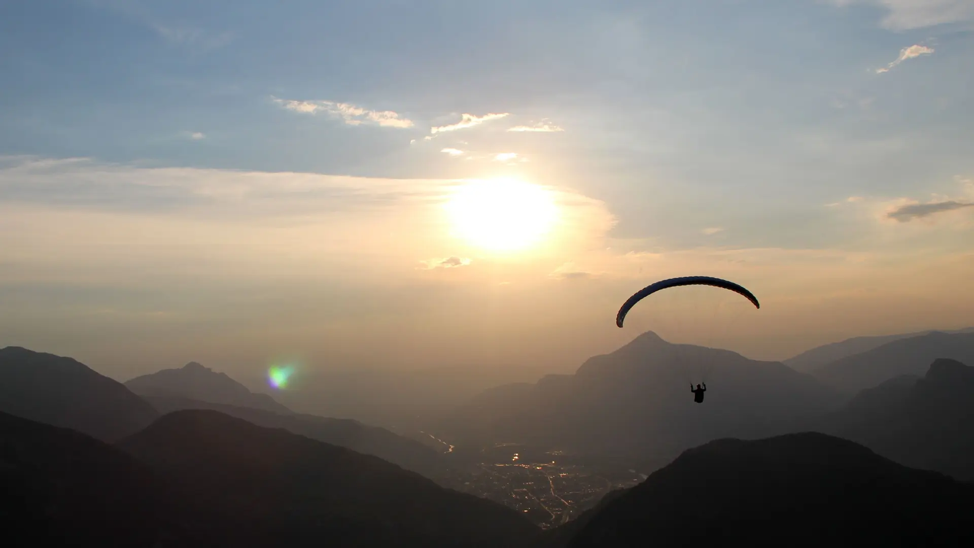 Vol au coucher du soleil avec une vue sur le Môle et la vallée de l'Arve