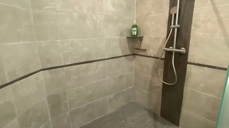 Douche à l'italienne de la suite patrentale bambou