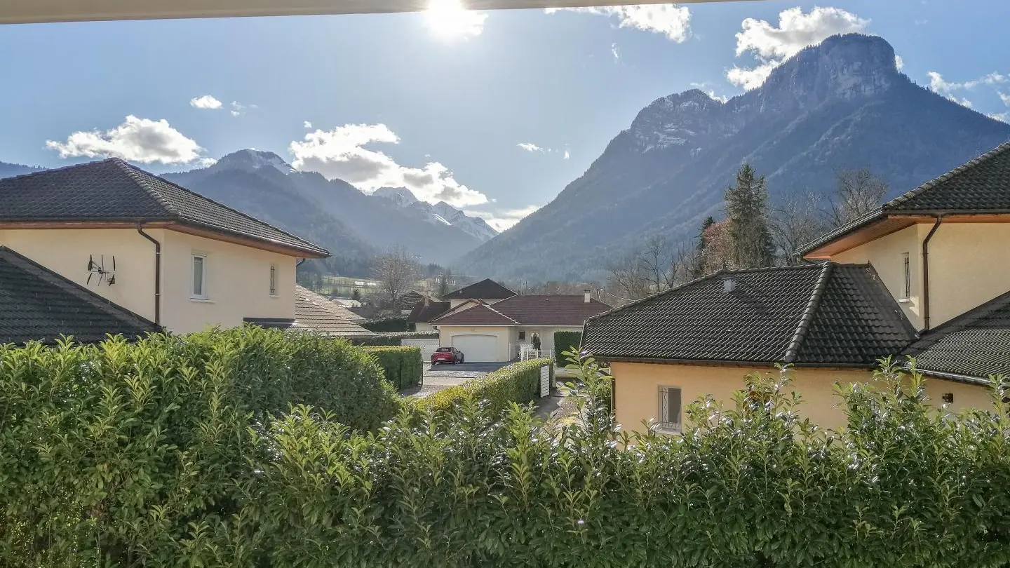Vue depuis le balcon (abrité). Montagne du Charbon.