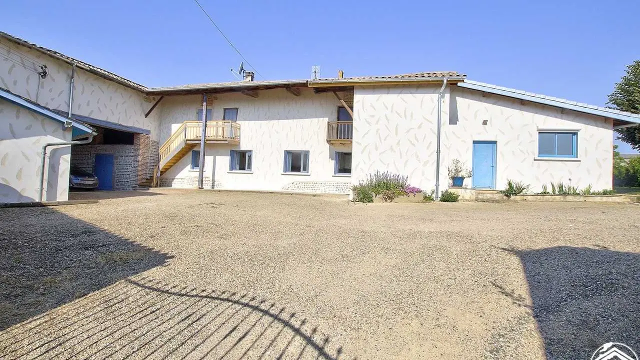 Vue depuis l'entrée de la propriété.