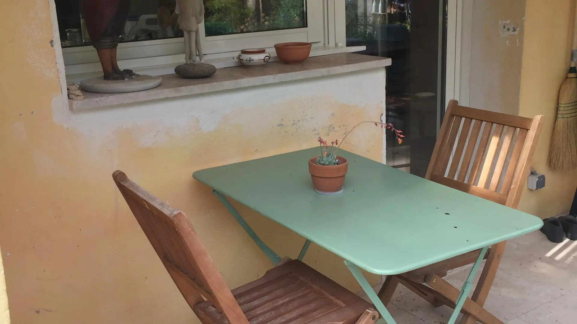 Coin repas sur la terrasse