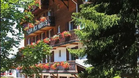 façade hôtel fleurie en été