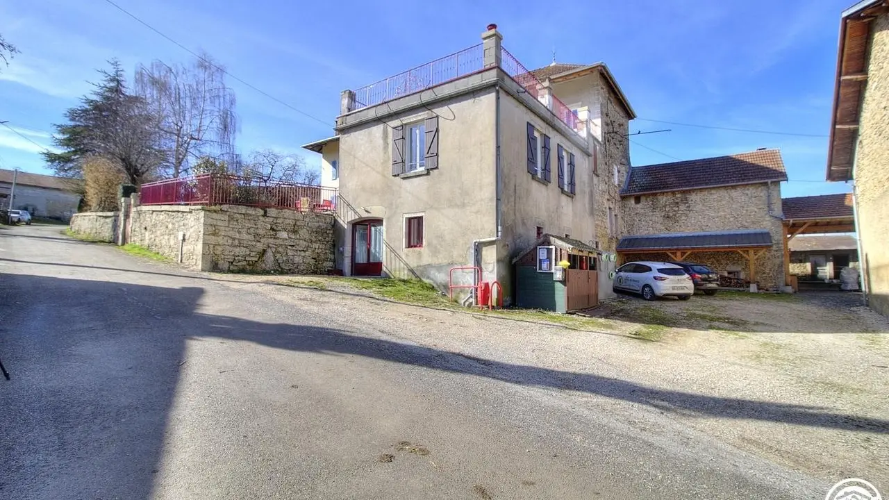 Possibilité de garer son véhicule sur le parking mitoyen à la propriété