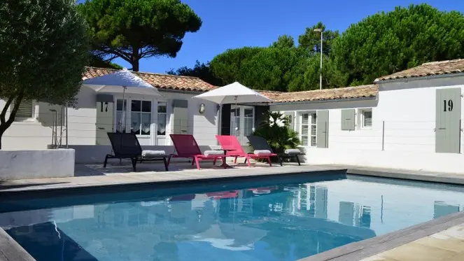 Piscine et espace détente extérieur