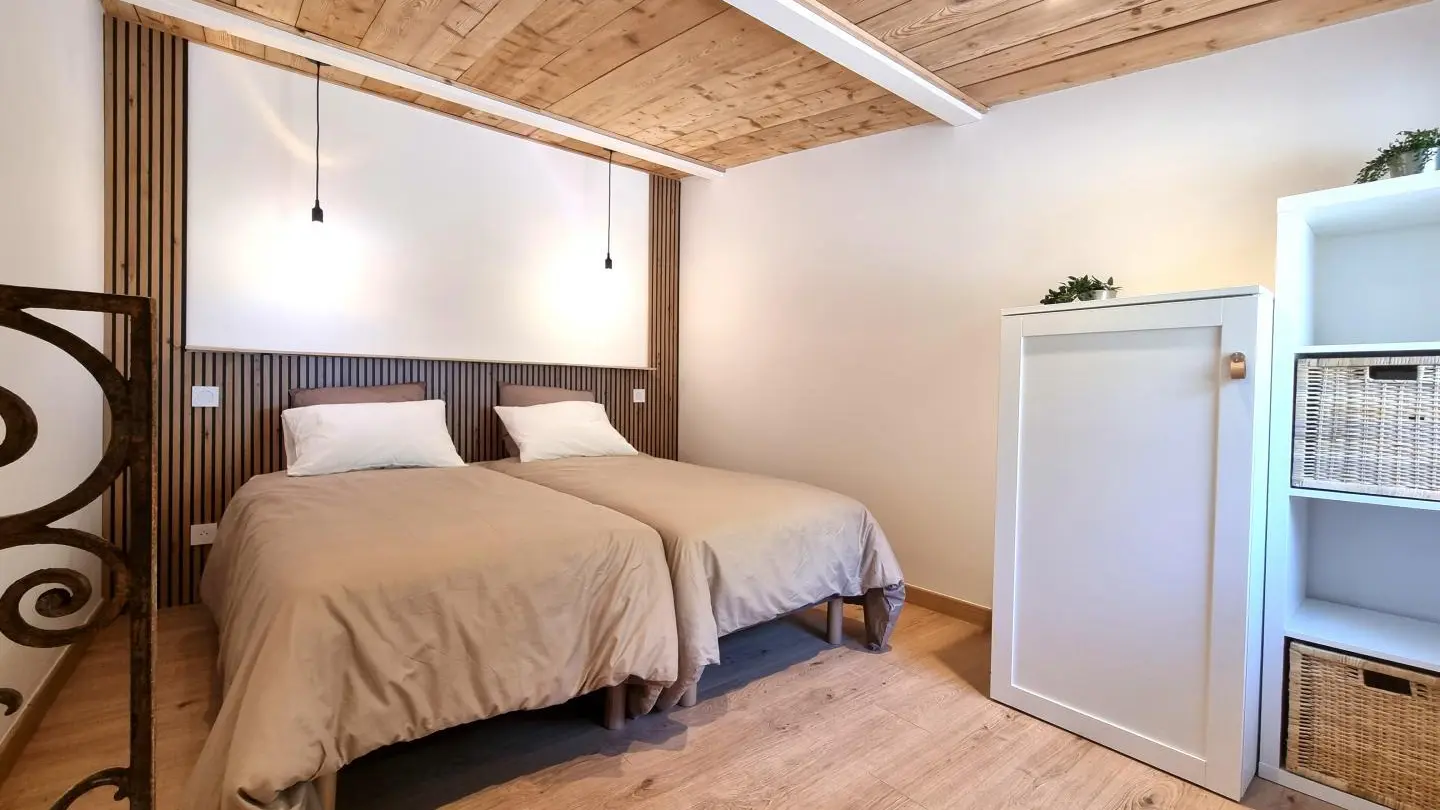 Chambre semi-ouverte sur le séjour avec un lit 160x200cm.