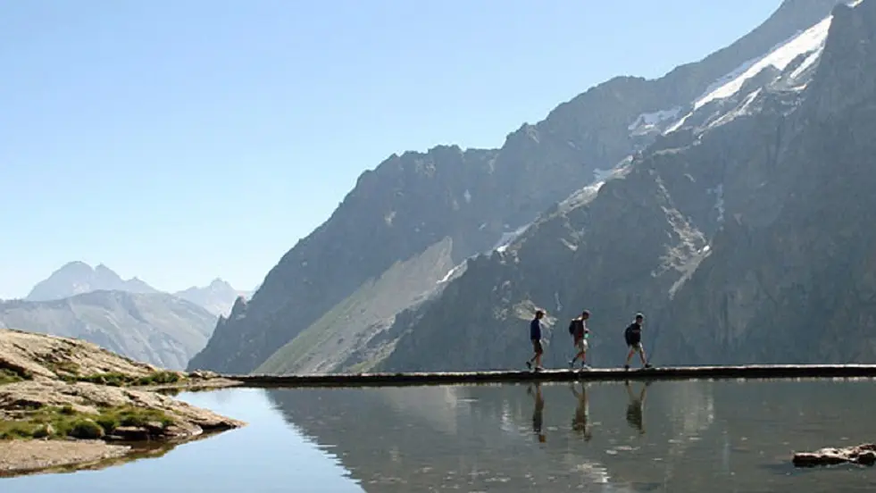 Le petit lac à l'intermédiaire du téléphérique