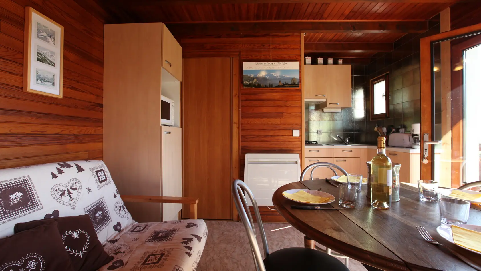 Séjour et vue sur kitchenette