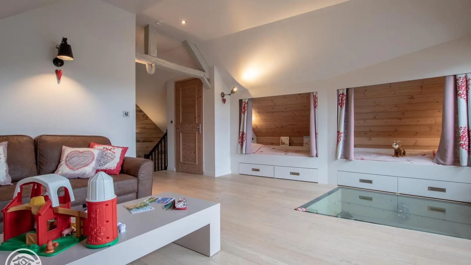 Grand espace avec 2 lits 90cm en alcôve et un coin repos / jeux au 2ème niveau