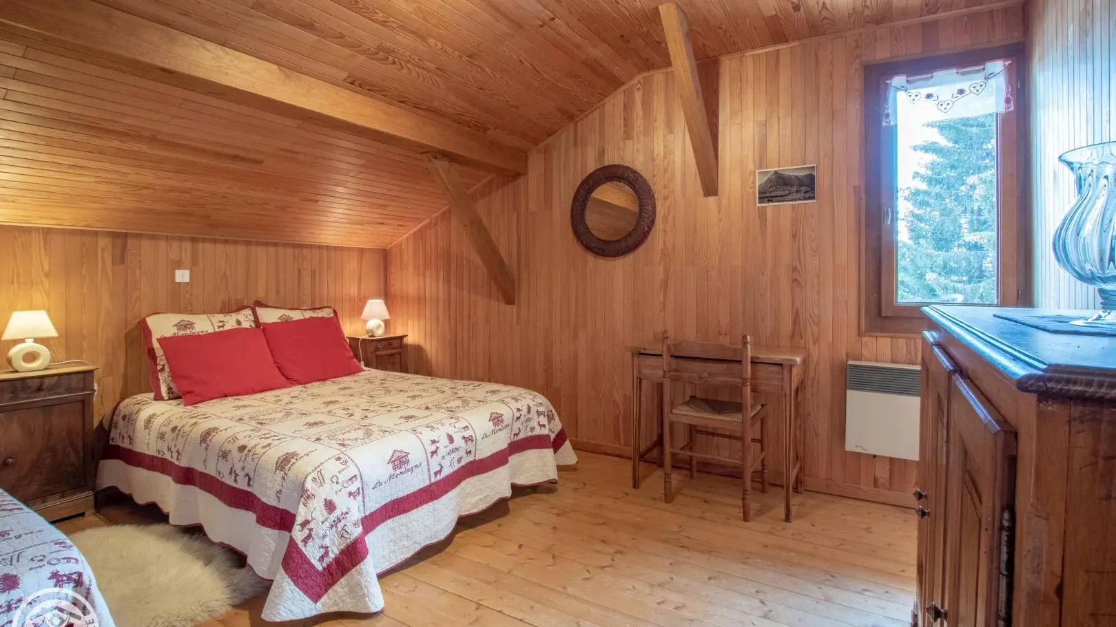 Au 2ème niveau, chambre avec 1 lit 140 et 1 lit 90.