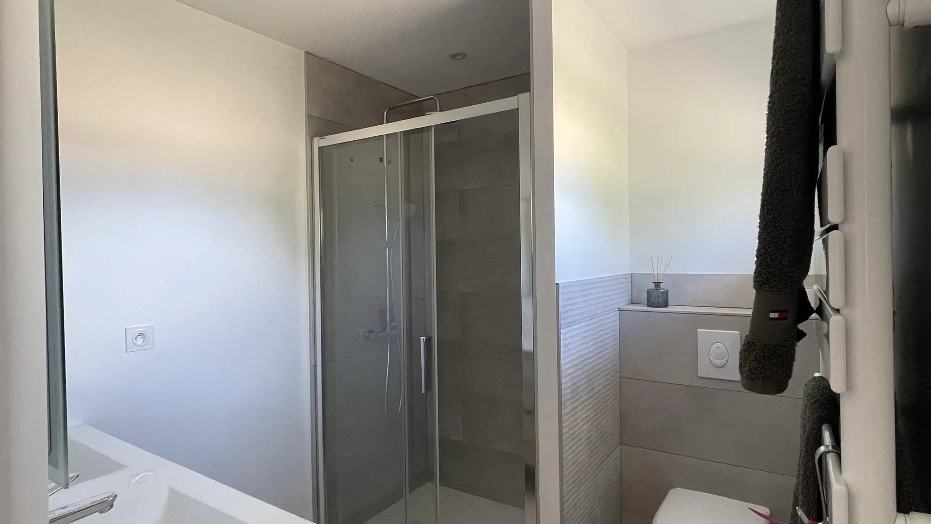 Salle de bain 1 - accès de la chambre parentale
