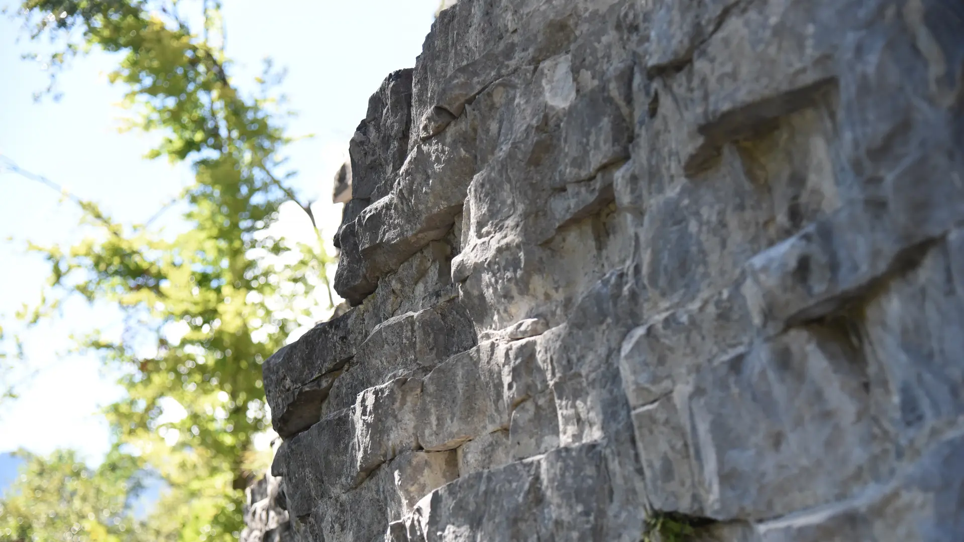 monolythe calcaire et voies d'escalade