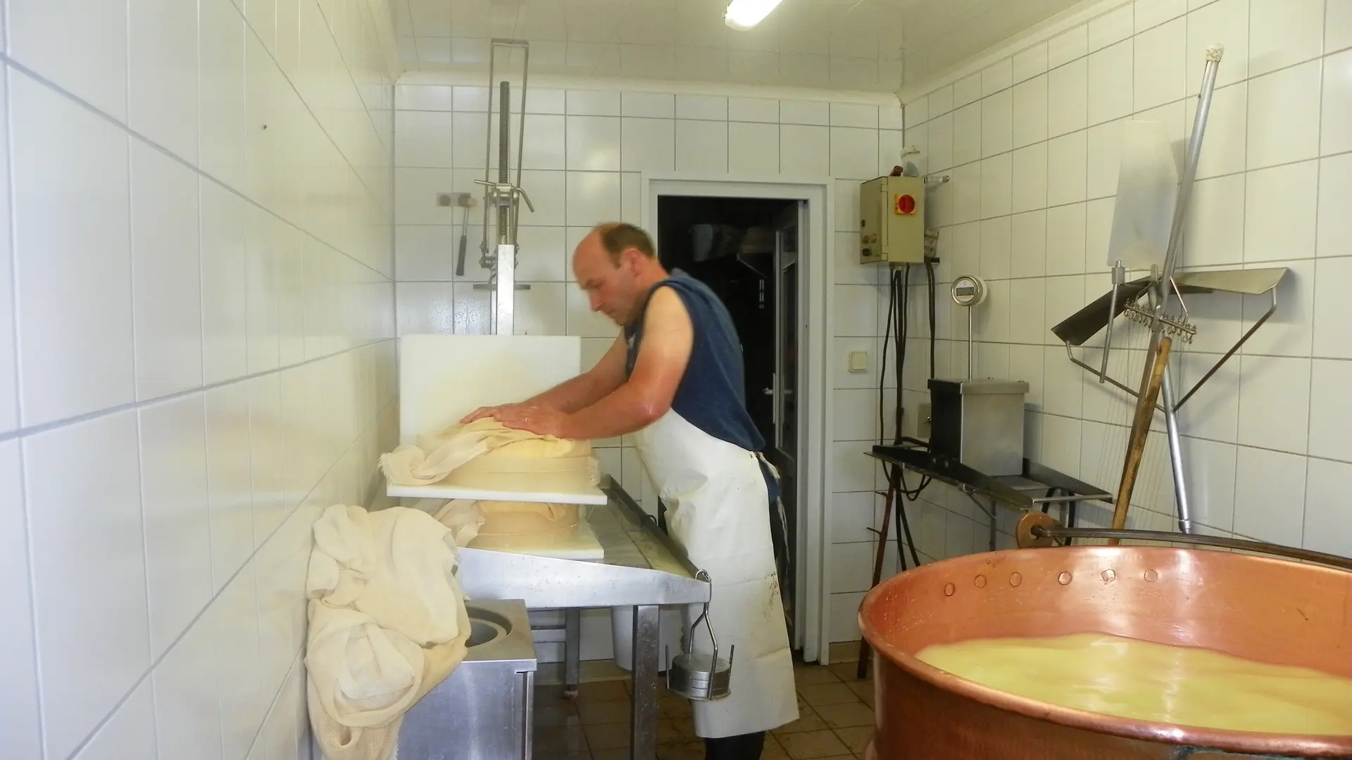 Domminique en train de fabriquer le fromage