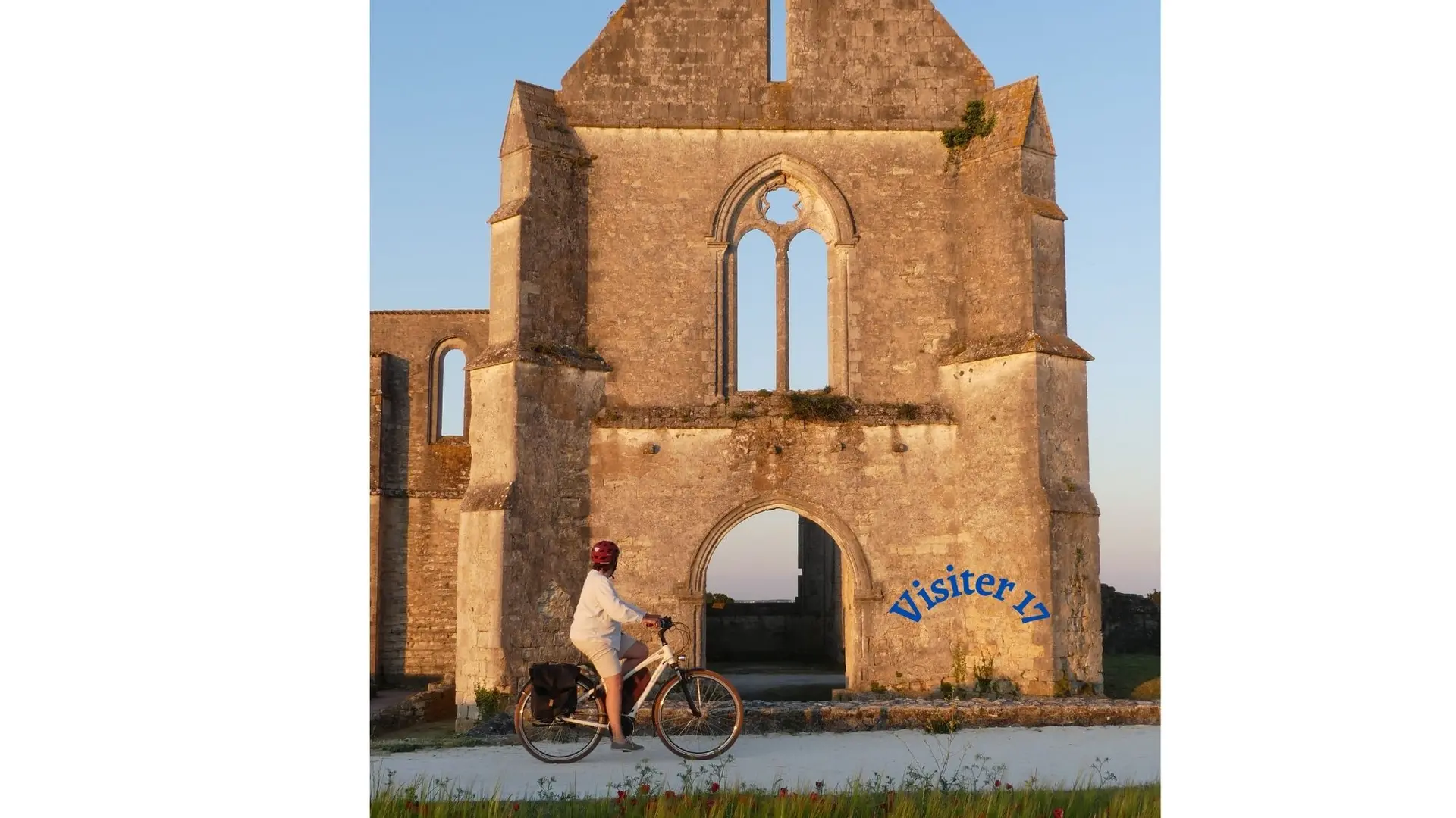 Abbaye et coquelicots