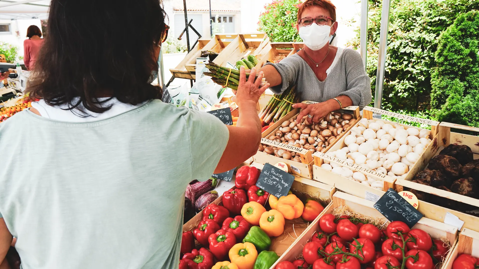 L'étale des légumes d'Anita, fidèle du marché 11 mois sur 12, des légumes et fruits frais à 5 minutes à pied des Fillattes