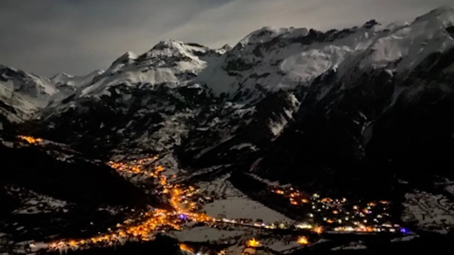 la vallée un soir de pleine lune