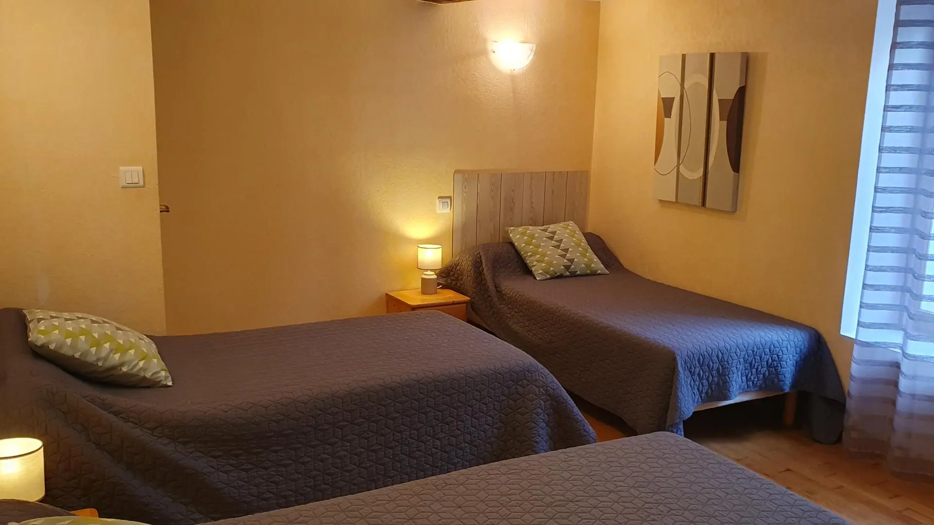 chambre n°3
composée de 3 lits de 90cm