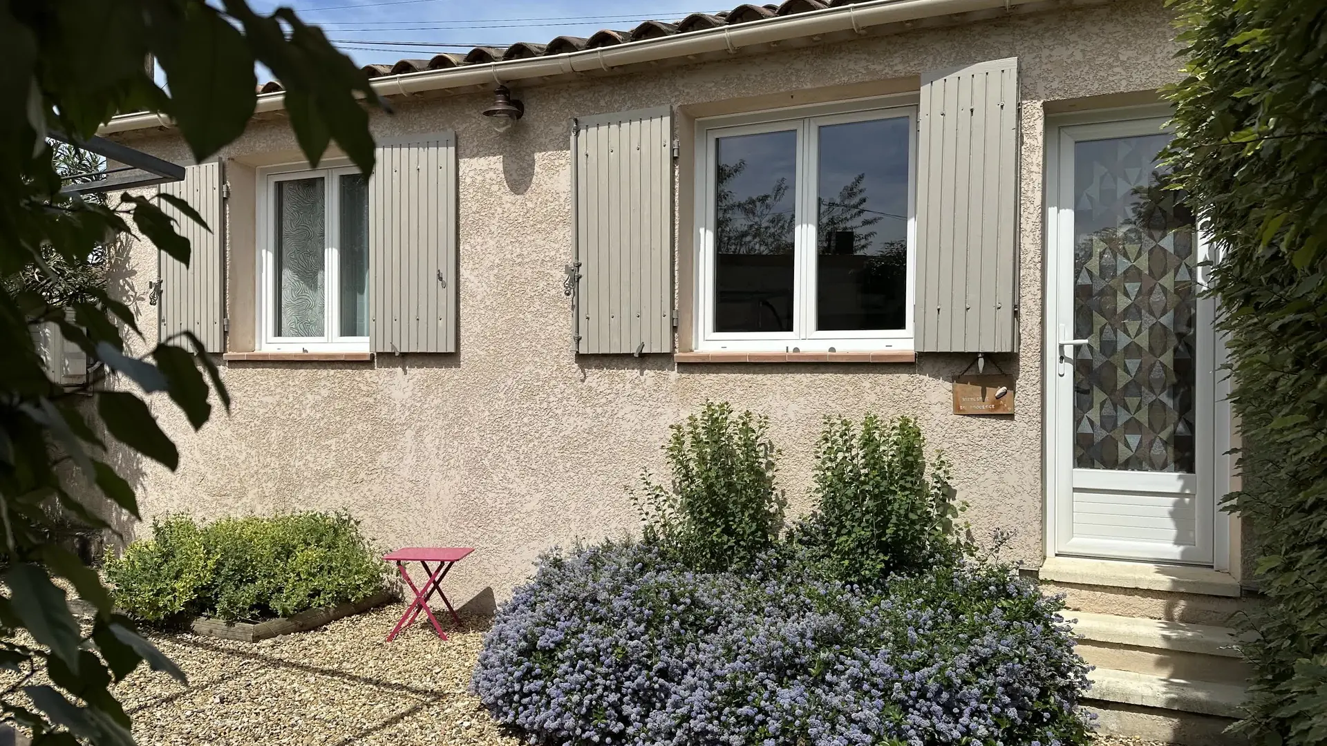 Entrée indépendante donnant sur un extérieur arboré et paisible.