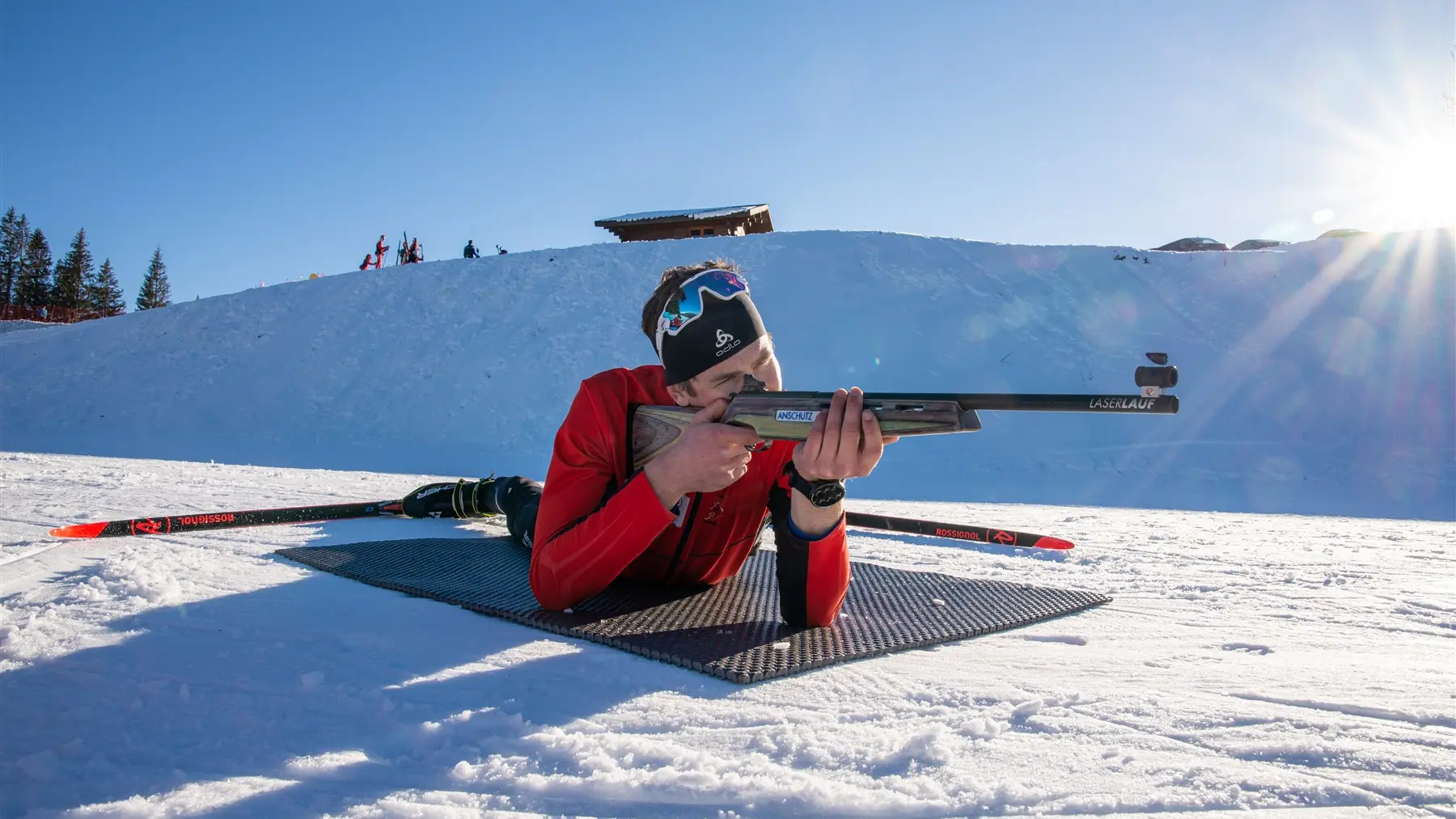 Tireur de biathlon couché et de face