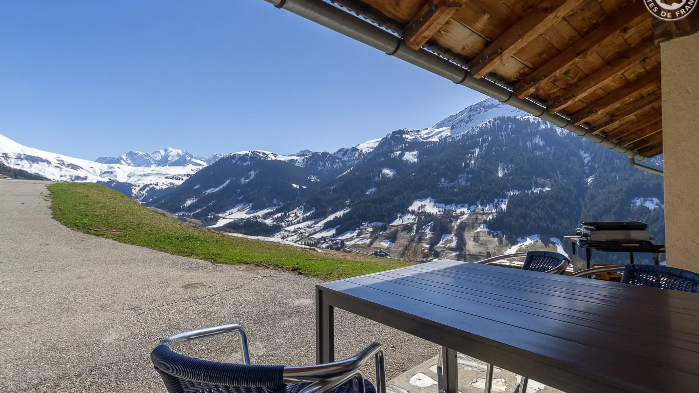 côté entrée et sa vue du Mt Blanc, le col du Joly et son domaine skiable HAUTELUCE LES CONTAMINES-MONTJOIE