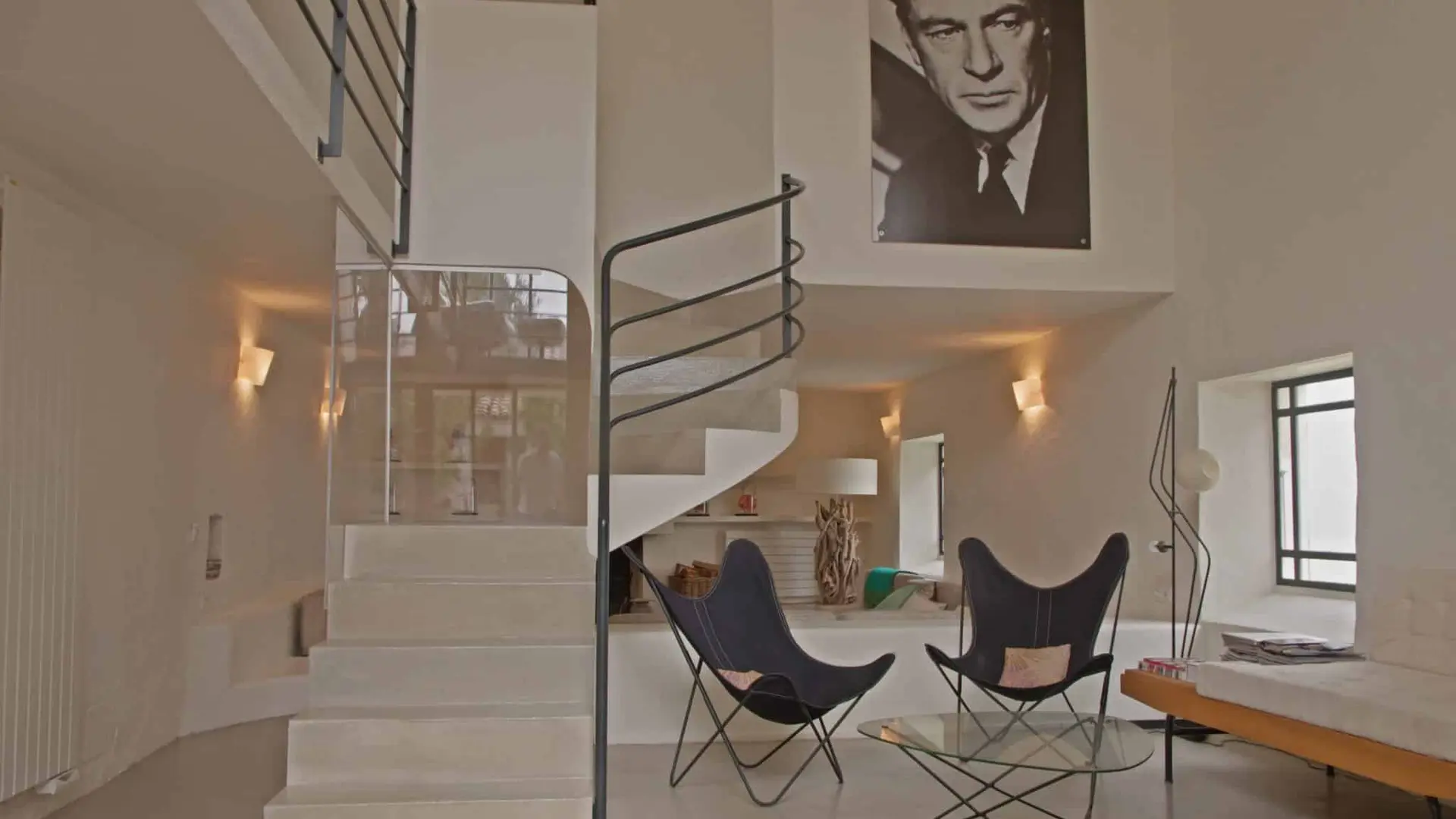 Großes Wohnzimmer mit Etage