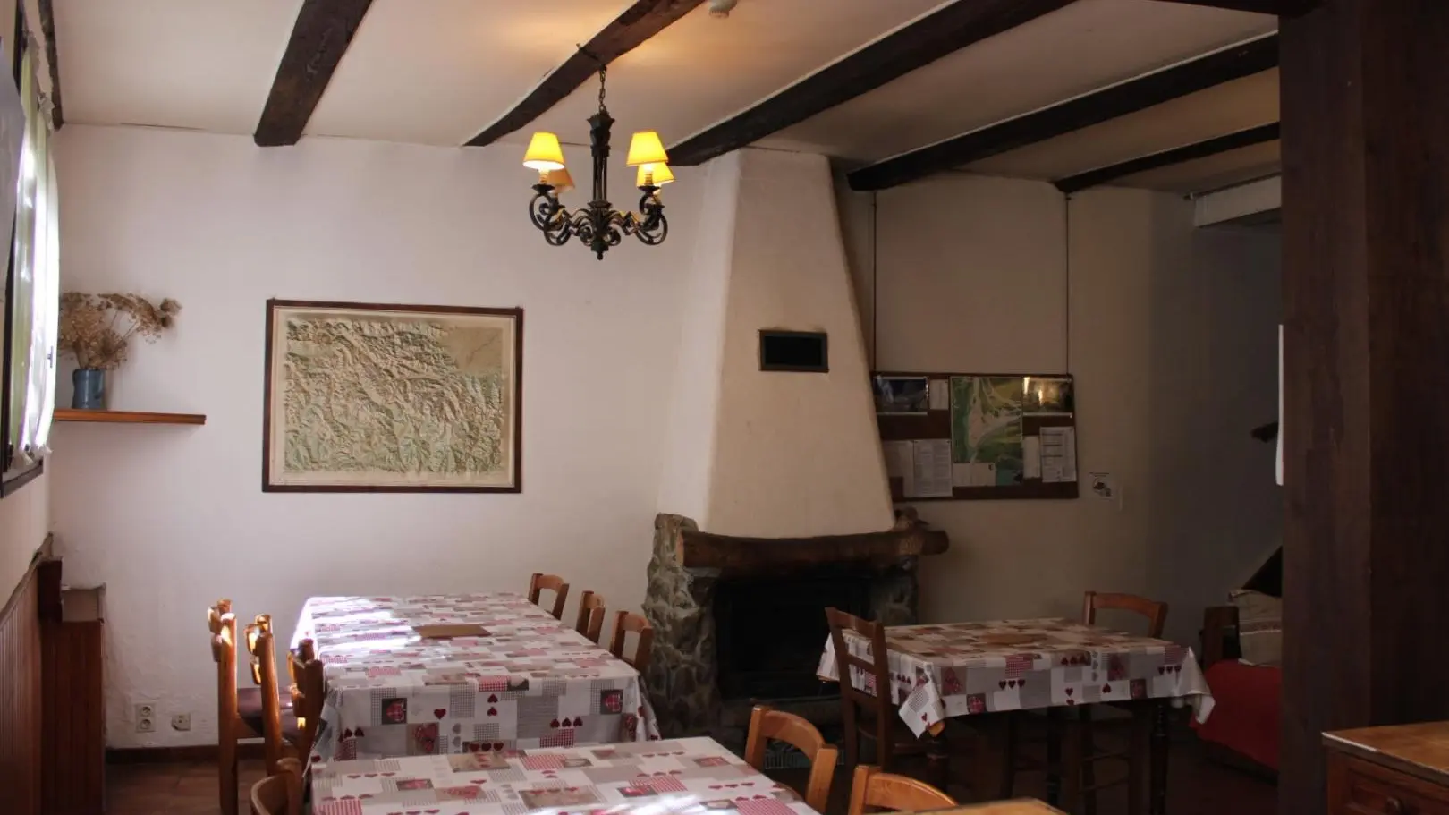 Gîte d'Etape/Groupe La Rouguière - Pièce de vie commune - Saint-Martin-Vésubie - Gîtes de France Alpes-Maritimes
