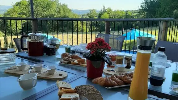 Petit déjeuner en terrasse l'été. Vue sur la plaine de l'Ain. Produits locaux,bio ou faits maison. Grand choix de thés.