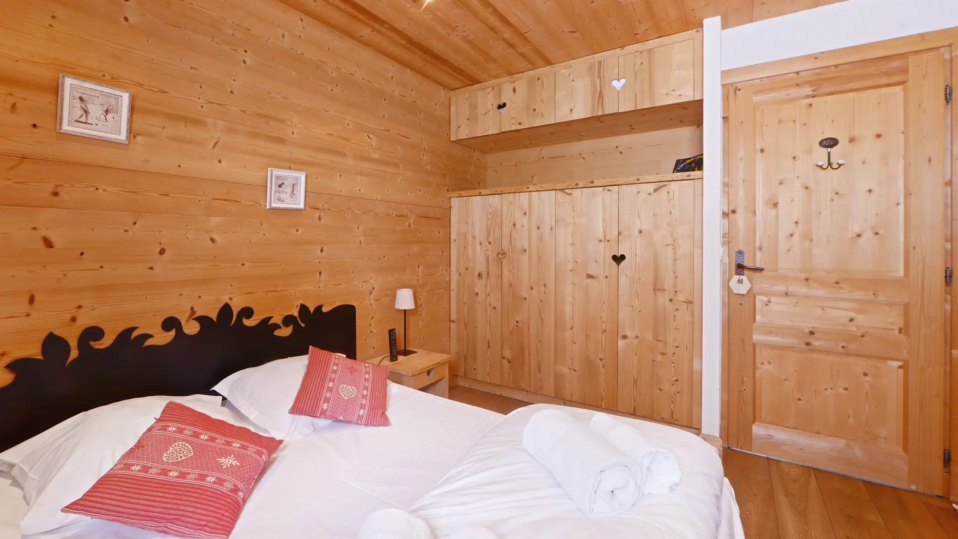 Chambre N°1 avec un lit double