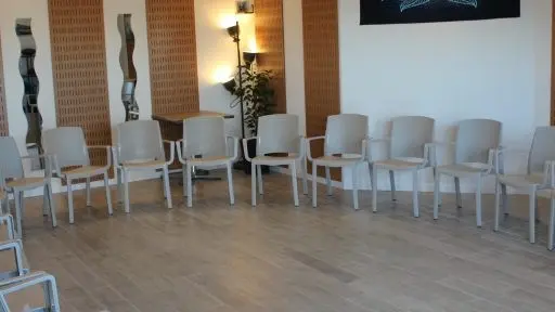 Tendance Bistrot_Le Thor salle réunion chaises