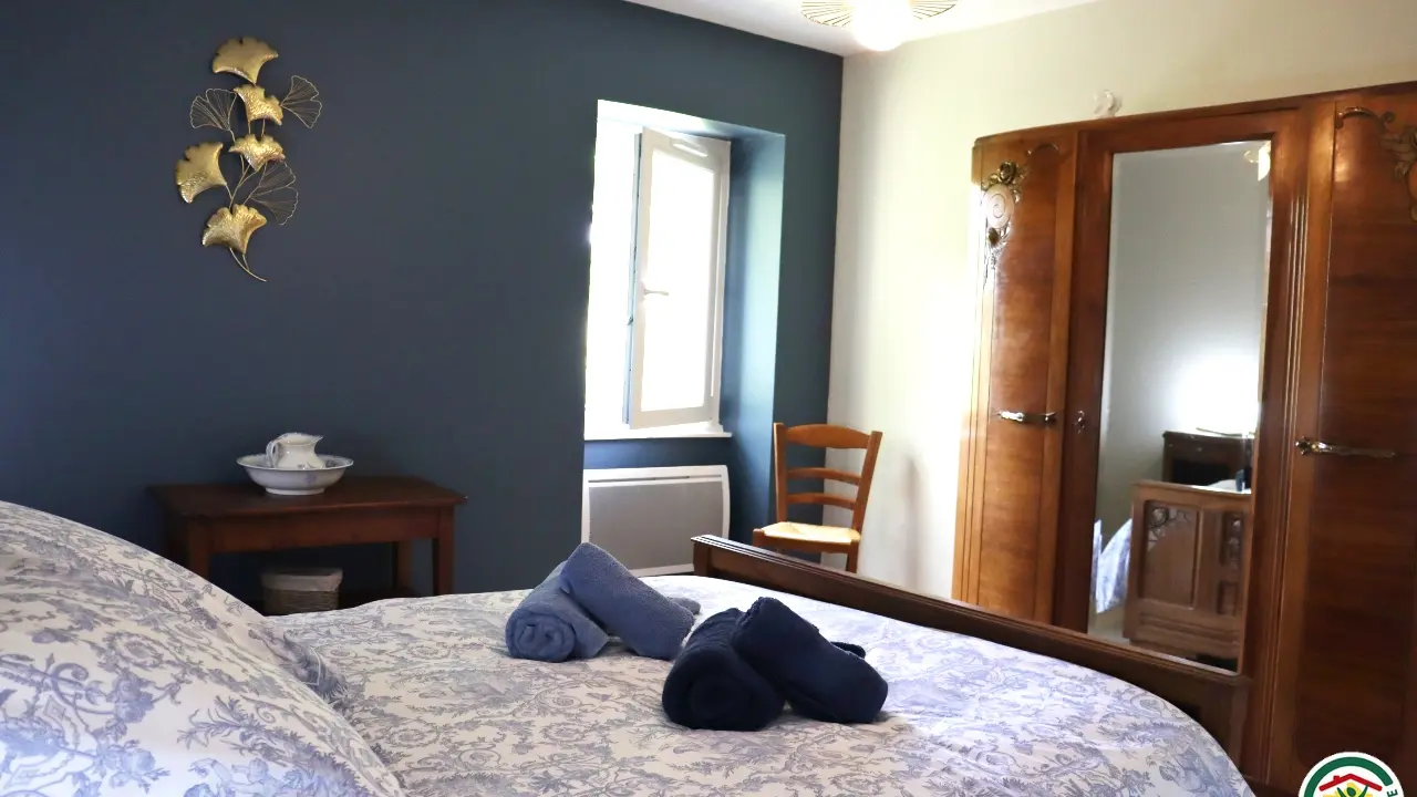 Chambre 1 avec lit double (1x140). Les fenêtres sont équipées de moustiquaires pour plus de confort.